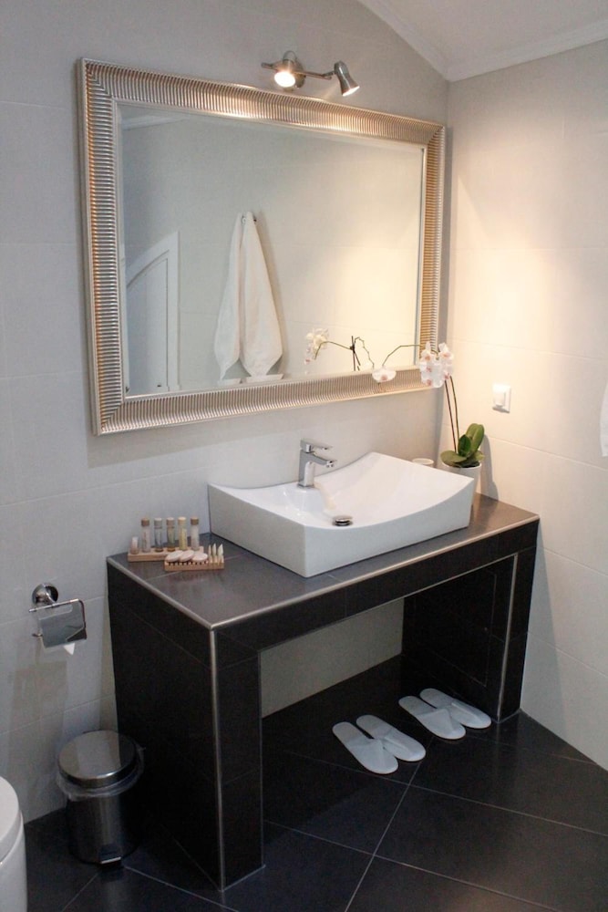 archontiko santorini