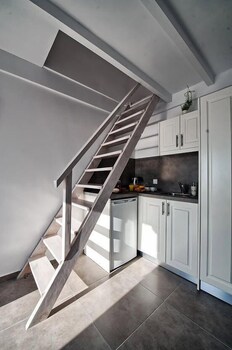 archontiko santorini