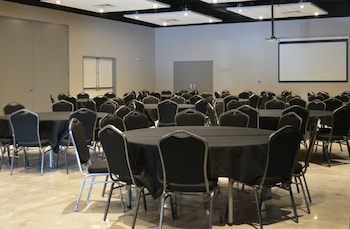 holiday inn express and suites claremore