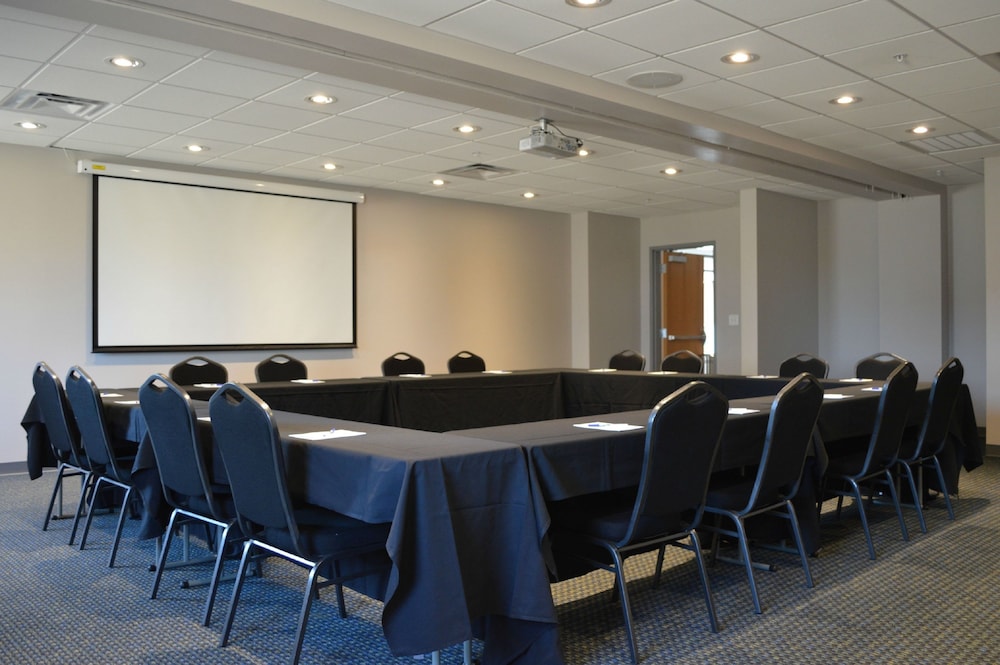 holiday inn express and suites claremore