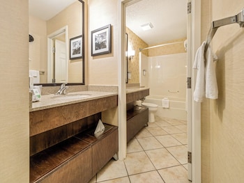 Holiday Inn Lethbridge By Ihg,Lethbridge>>Alberta,4 star