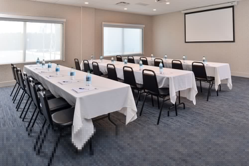 holiday inn express and suites farmington hills detroit