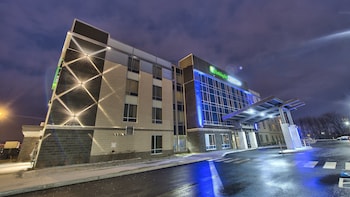 holiday inn express and suites vaudreuil by ihg