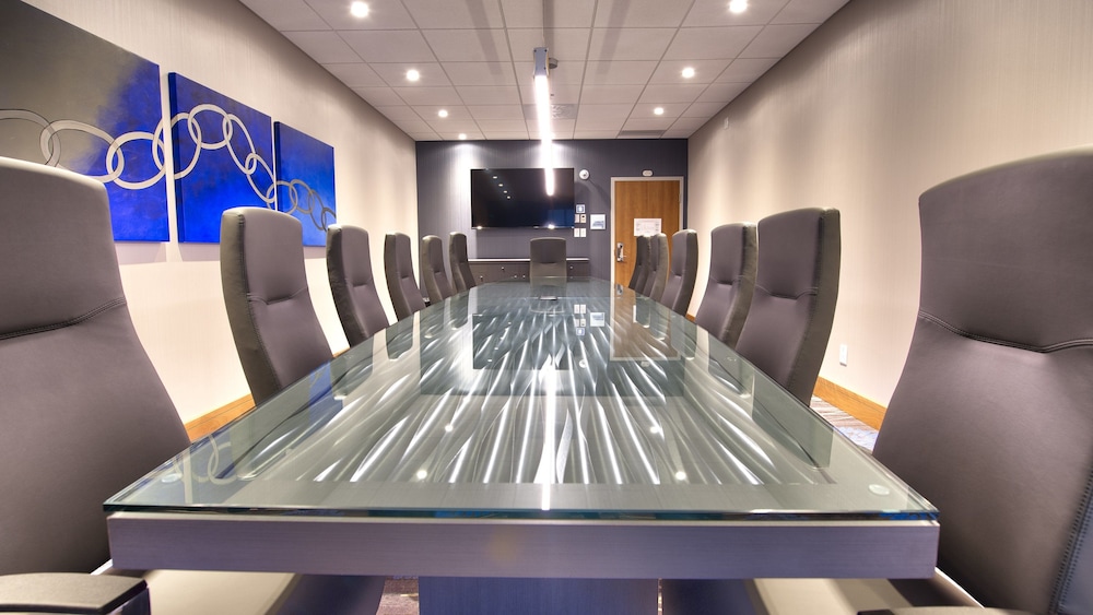 holiday inn express and suites vaudreuil by ihg