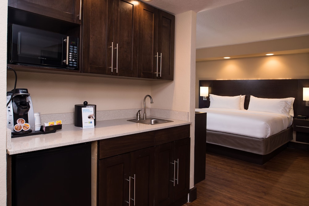 holiday inn express and suites san antonio medical six flags