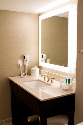 holiday inn express and suites san antonio medical six flags