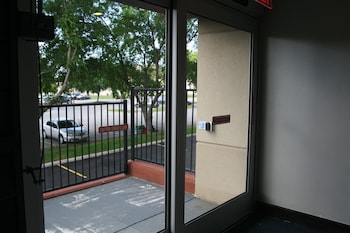 Holiday Inn Express & Suites San Antonio Medical-Six Flags,Oakland Estates>>Bexar County,2.5 star