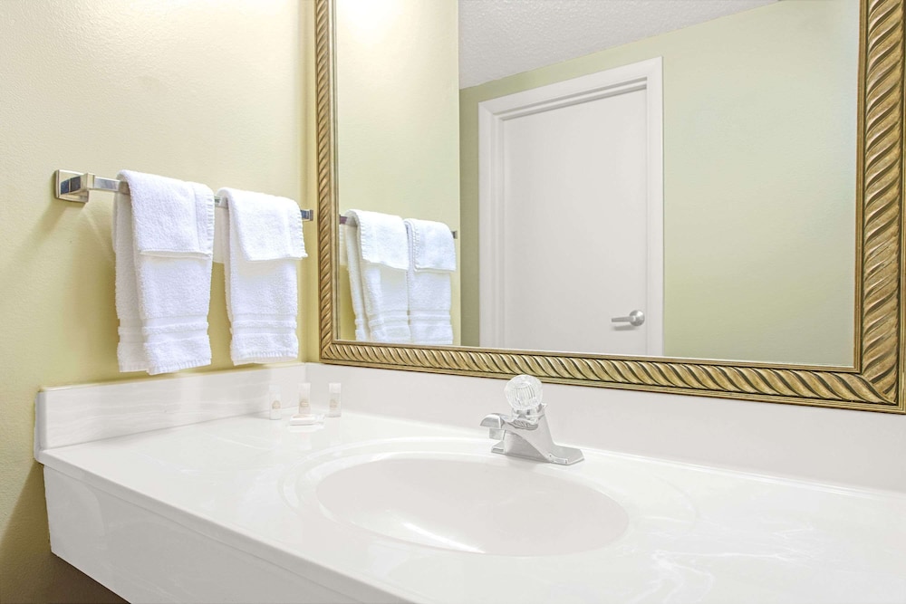 days inn and suites by wyndham st louis westport plaza