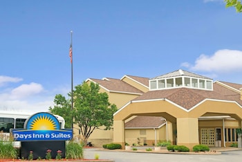 days inn and suites by wyndham st louis westport plaza