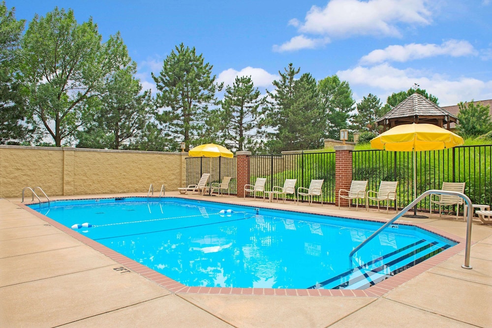 days inn and suites by wyndham st louis westport plaza