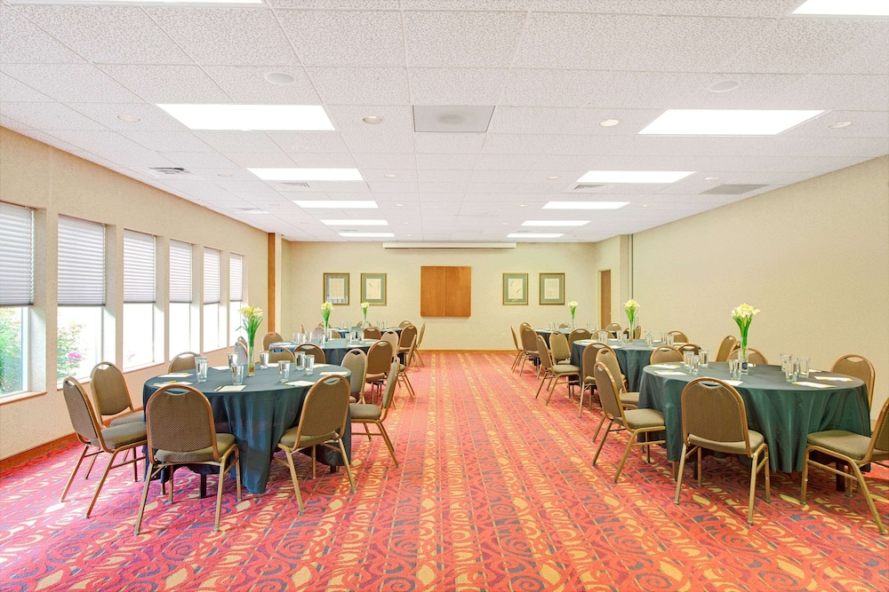 days inn and suites by wyndham st louis westport plaza