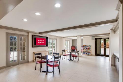 red roof inn plus dallas addison