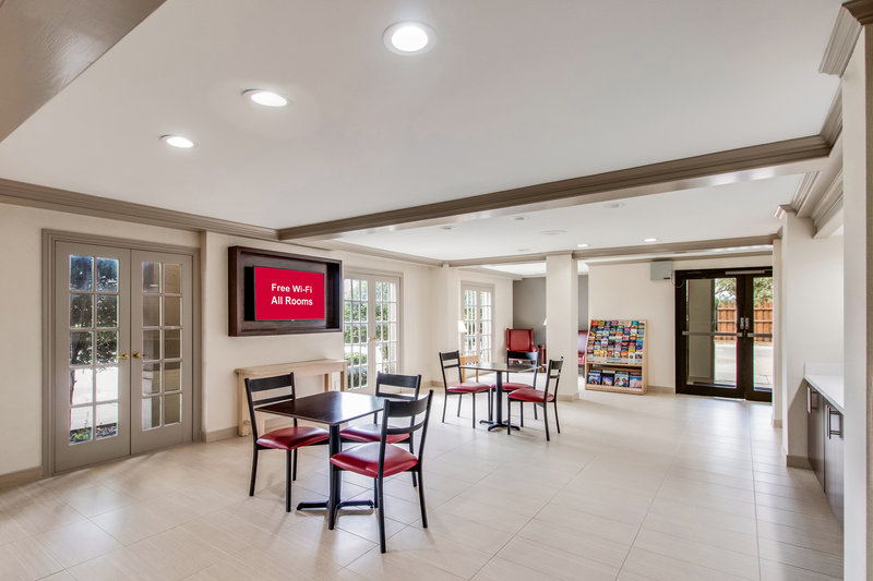 red roof inn plus dallas addison