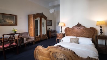 the racquet club hotel