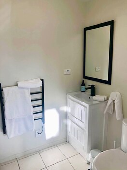 le chalet waiheke apartments