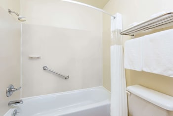 Days Inn & Suites By Wyndham Wichita,Sedgwick>>Haysville,3 star