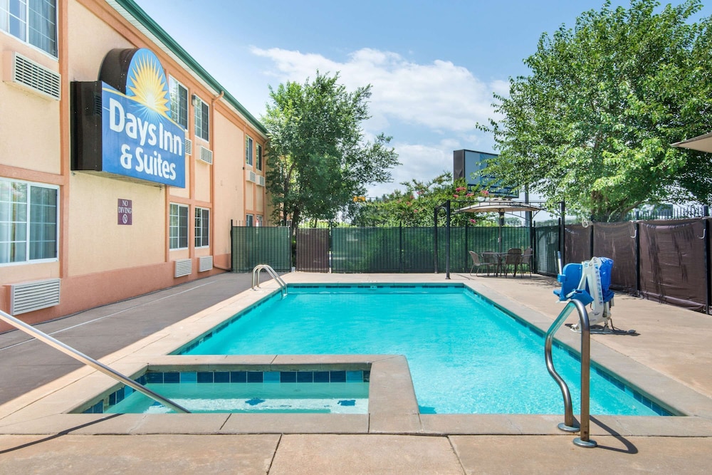 days inn and suites by wyndham wichita