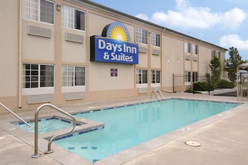 days inn and suites by wyndham wichita