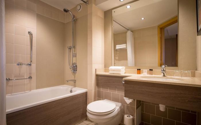 clayton hotel manchester airport