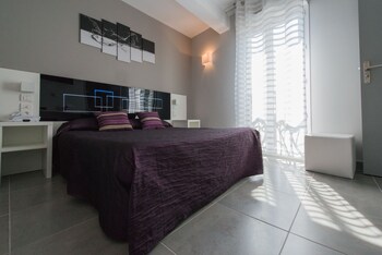 hotel restaurant sanary holidays and work