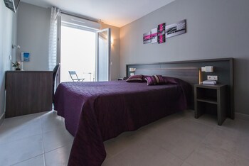 hotel restaurant sanary holidays and work