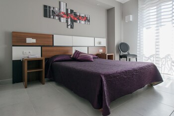 hotel restaurant sanary holidays and work