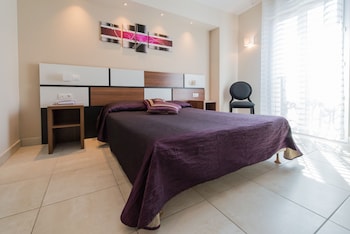 hotel restaurant sanary holidays and work