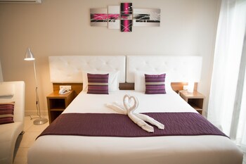 hotel restaurant sanary holidays and work