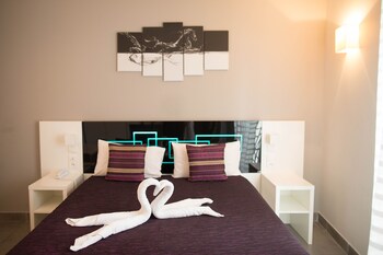 hotel restaurant sanary holidays and work