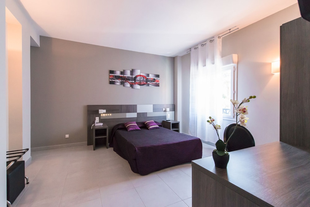 hotel restaurant sanary holidays and work