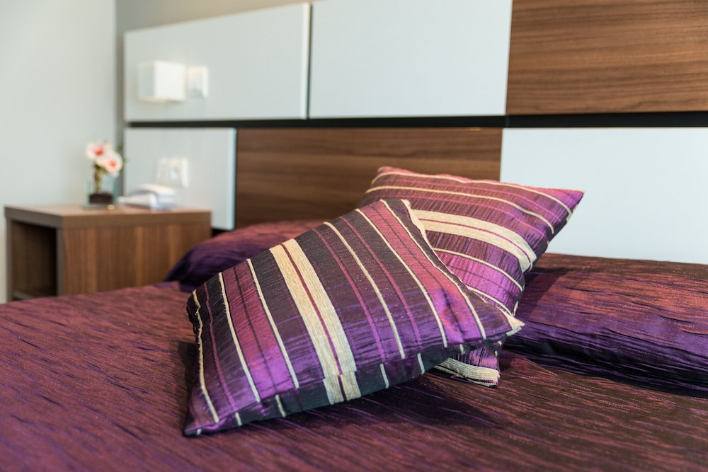 hotel restaurant sanary holidays and work