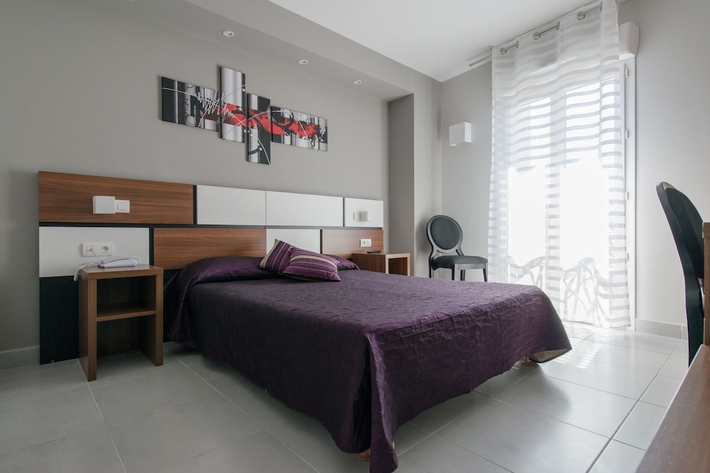 hotel restaurant sanary holidays and work