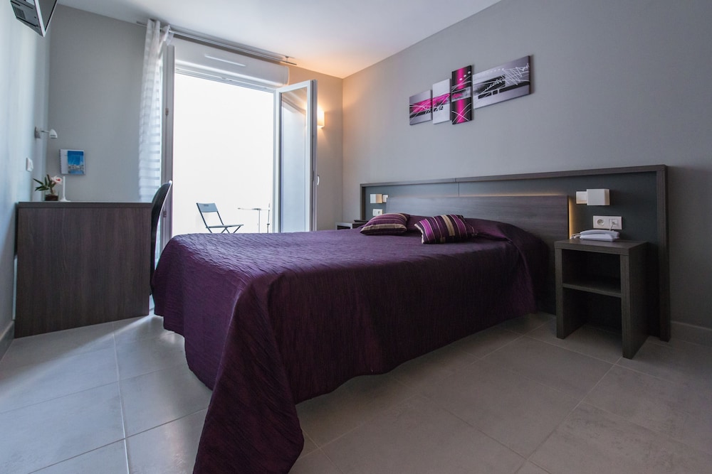 hotel restaurant sanary holidays and work