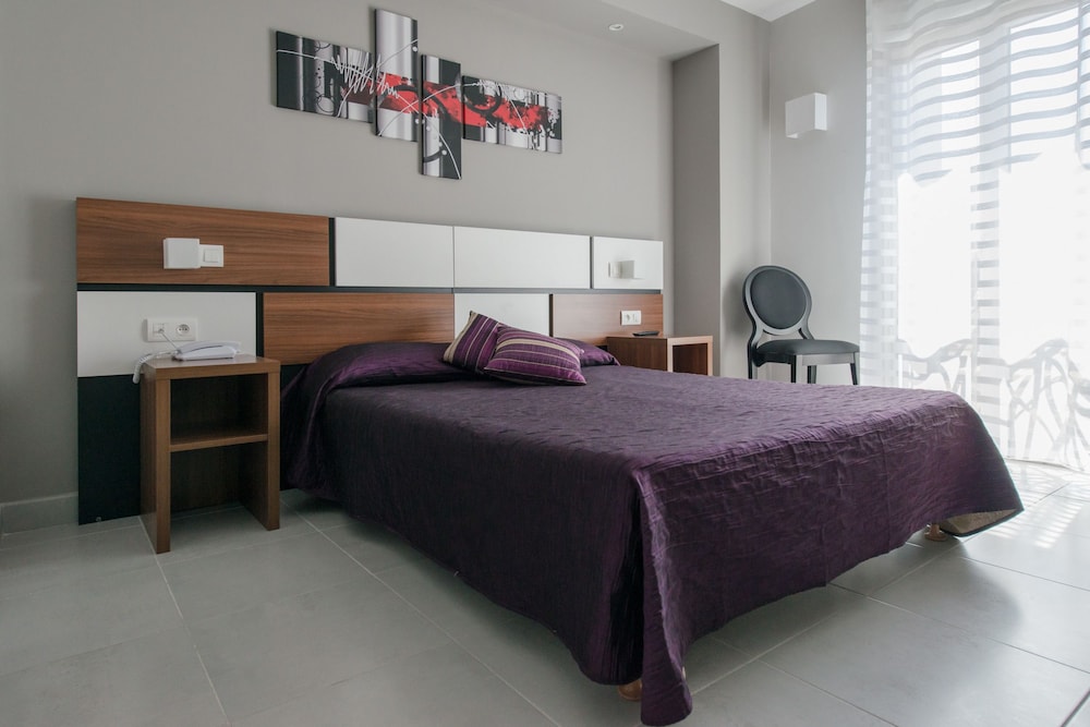 hotel restaurant sanary holidays and work