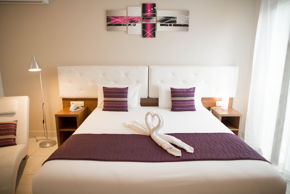 hotel restaurant sanary holidays and work