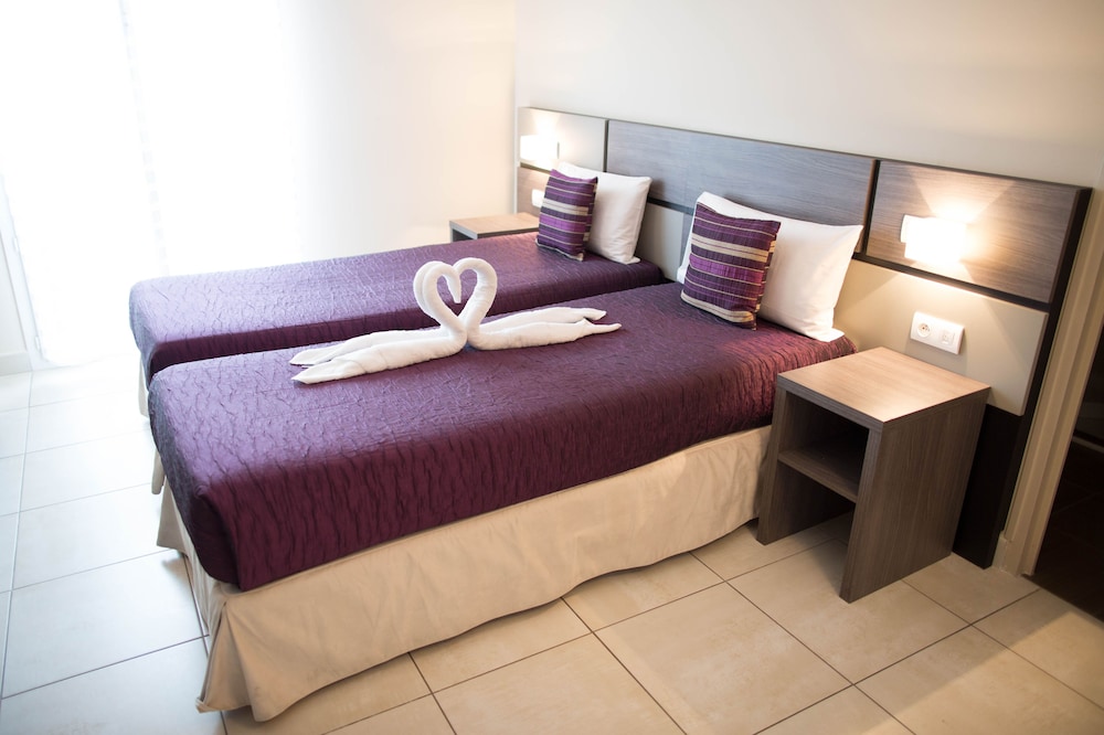 hotel restaurant sanary holidays and work