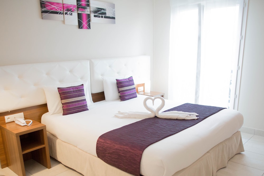 hotel restaurant sanary holidays and work