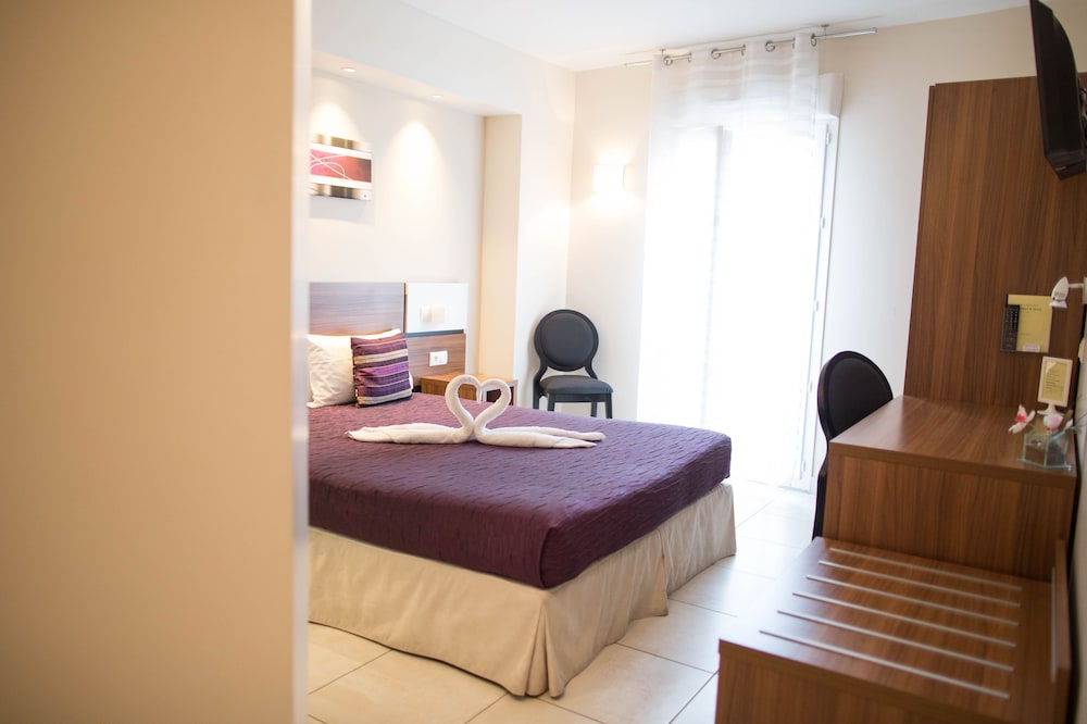 hotel restaurant sanary holidays and work