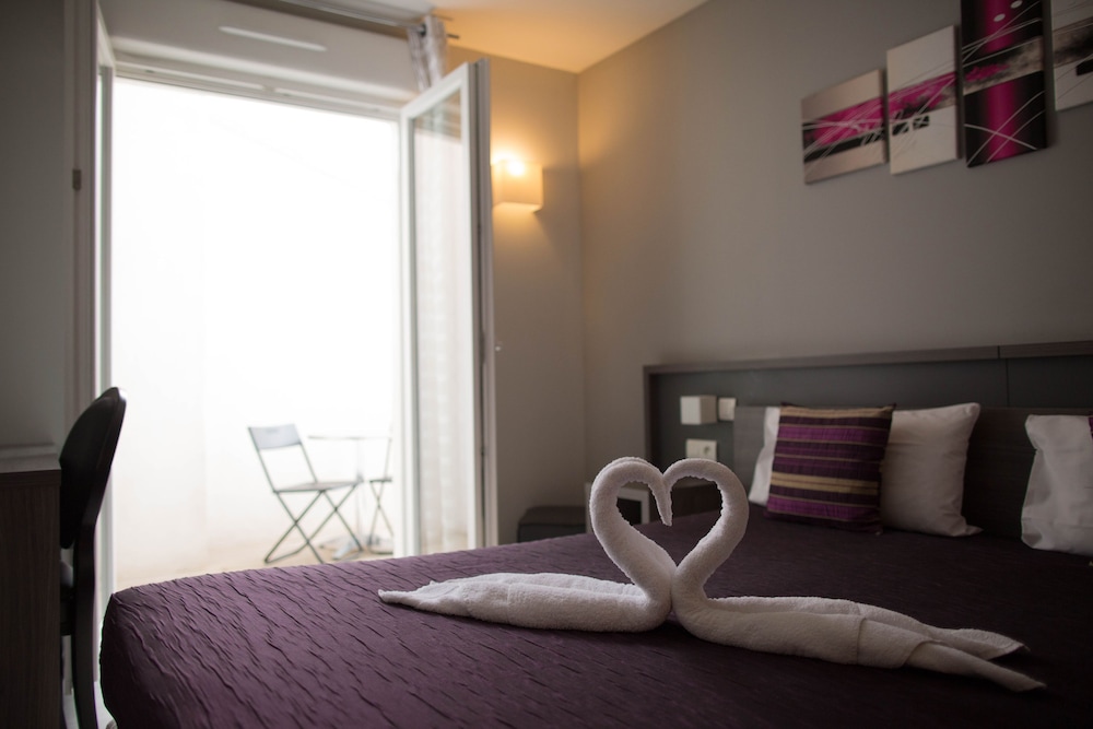 hotel restaurant sanary holidays and work