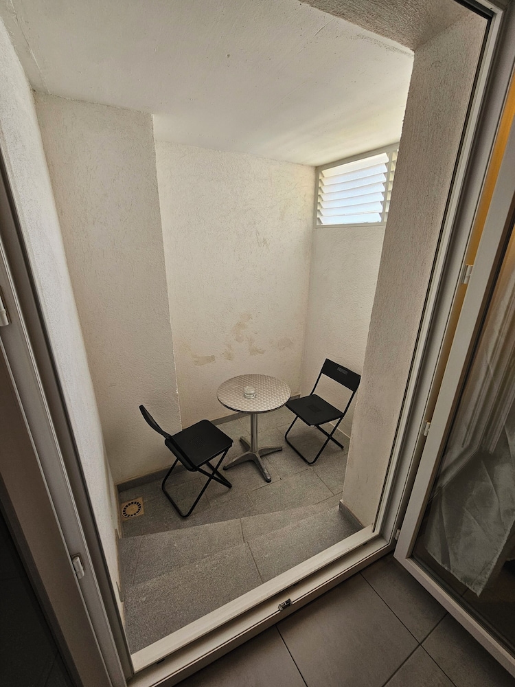 hotel restaurant sanary holidays and work