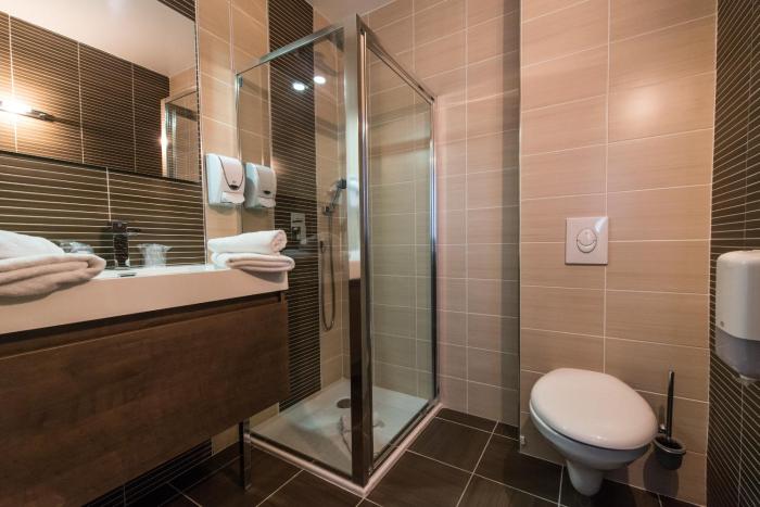 hotel restaurant sanary holidays and work