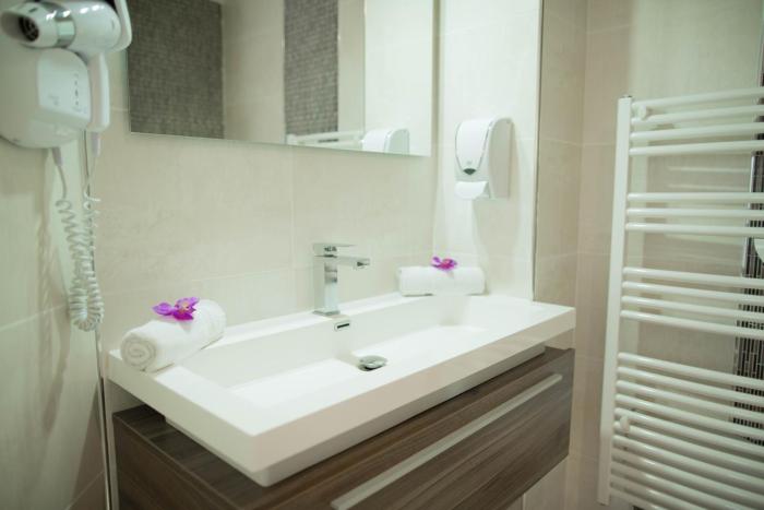 hotel restaurant sanary holidays and work