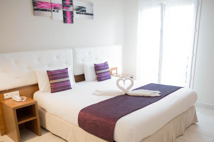 hotel restaurant sanary holidays and work