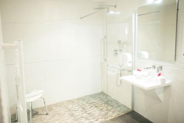 hotel restaurant sanary holidays and work