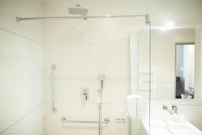 hotel restaurant sanary holidays and work