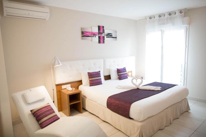 hotel restaurant sanary holidays and work