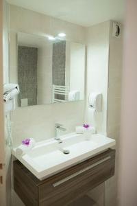 hotel restaurant sanary holidays and work