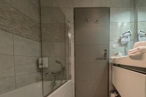 hotel restaurant sanary holidays and work