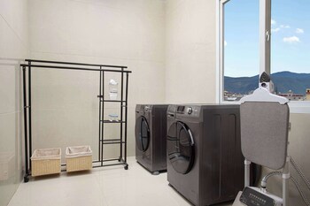 hawthorn by wyndham shangri la old town