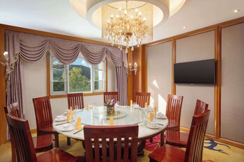 hawthorn by wyndham shangri la old town